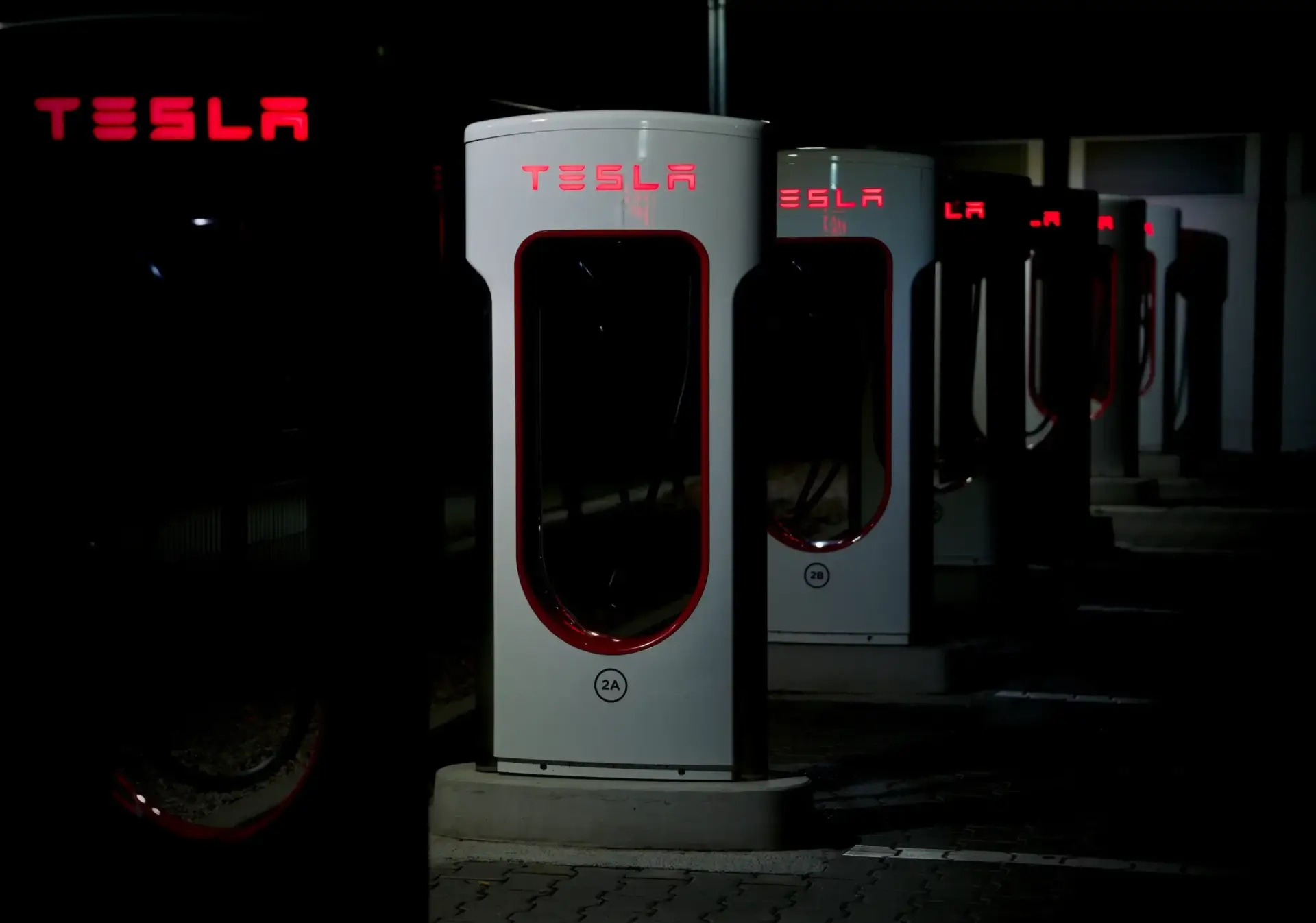 Suite de bornes de recharge Tesla Supercharger pour véhicules électriques